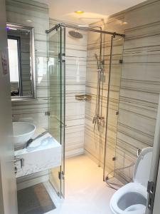 toilet The Gold View Căn hộ The Gold View đầy đủ nội thất tiện nghi, view thông thoáng.