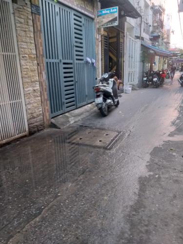 hẻm 2.5 m nhà phố Quận 4 Nhà hẻm 2.5m Quận 4, nội thất cơ bản, cách Nguyễn Tất Thành 500m.