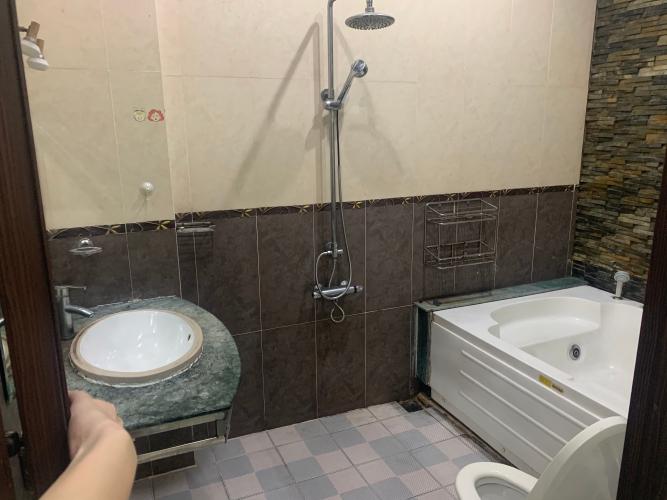 Phòng tắm nhà phố Mai Văn Ngọc, Phú Nhuận Nhà mặt tiền Phú Nhuận, diện tích rộng, nội thất cơ bản.