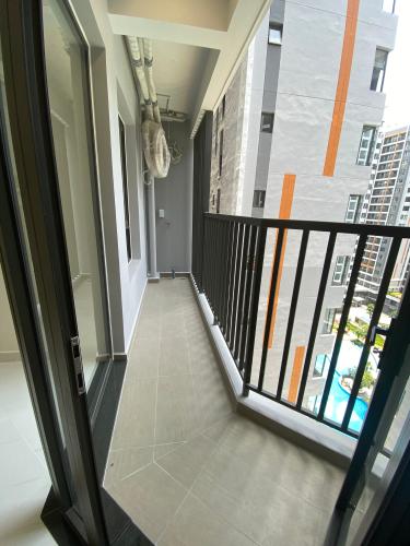 Ban công căn hộ Safari Khang Điền Căn hộ view hồ bơi Safira Khang Điền tầng thấp, diện tích 63m2.