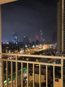 View ban công River Gate, Quận 4 Căn hộ Rivergate Residence tầng trung, view Bitexco lung linh về đêm.