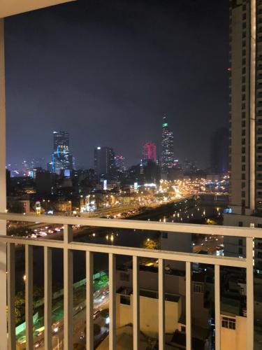 View ban công River Gate, Quận 4 Căn hộ Rivergate Residence tầng trung, view Bitexco lung linh về đêm.