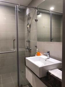 Toilet The Gold View, Quận 4 Căn hộ The Gold View view sông thoáng mát, nội thất sang trọng.