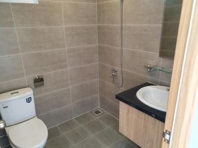 Phòng tắm    Bán căn hộ Saigon Gateway tầng trung, 2 phòng ngủ, diện tích 66m2, nội thất cơ bản