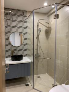 Nhà vệ sinh SSR Căn hộ Saigon South Residence, ban công hướng Nam, đầy đủ nội thất