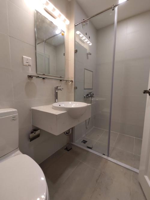 Toilet căn hộ SAIGON MIA Bán hoặc cho thuê căn hộ Saigon Mia 2PN, diện tích 76m2, nội thất cơ bản, view nội khu và Quận 1