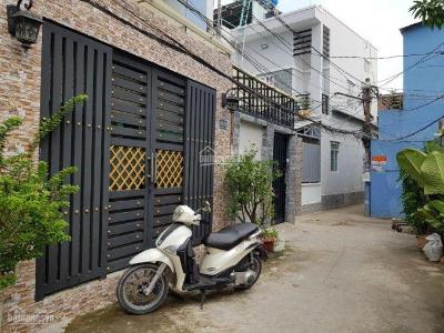 Bán nhà phố cách cầu Tân Thuận 40m, diện tích đất 45.2m2, diện tích sàn 156m2, nội thất cơ bản, sổ hồng đầy đủ.