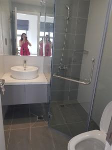 c24.09nhavesinh2 Bán căn hộ Saigon South Residence tầng cao, diện tích 71.42m2, đầy đủ nội thất