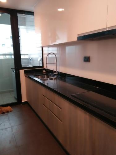 BẾP căn hộ Feliz En Vista Căn hộ Feliz En Vista tầng cao đầy đủ nội thất, view nội khu.