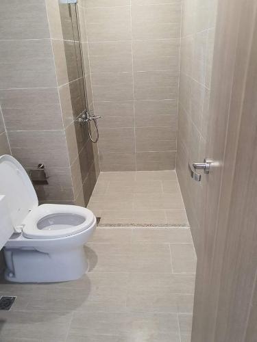 nhà tắm căn hộ Vinhomes Grand Park Căn hộ Vinhomes Grand Park tầng cao, ban công đón view sông thoáng.