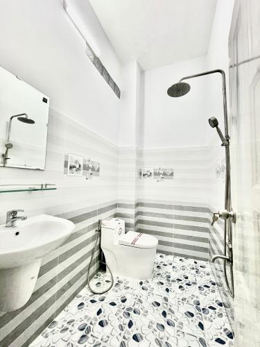 Phòng tắm nhà phố Bình Thạnh Nhà phố Bình Thạnh diện tích đất 4mx14.5m, cửa hướng Đông Nam.