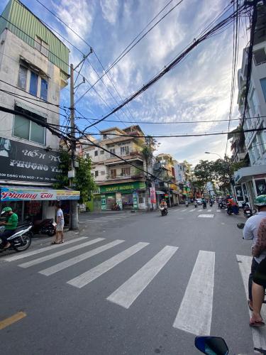 Đường trước nhà phố Đặng Văn Ngữ, Phú Nhuận Nhà phố mặt tiền trung tâm Phú Nhuận, hướng Tây Bắc.