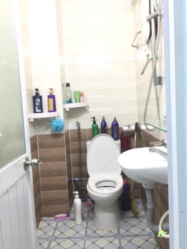 Toilet nhà phố Quận 4 Bán nhà hẻm Đoàn Văn Bơ, Quận 4, sổ hồng, nội thất cơ bản, cách Cảng Nhà Rồng Khánh Hội 300m