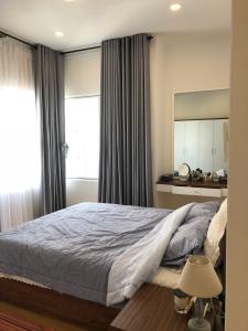 Phòng ngủ Sunrise City, Quận 7 Căn hộ Sunrise City tầng cao, ban công hướng nội khu thoáng mát.