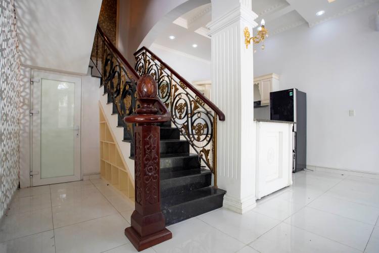 Cầu thang biệt thự Trần Não, Quận 2 Biệt thự thiết kế phong cách tân cổ điển, nội thất sang trọng.