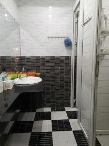 Nhà tắm chung cư Bưu Điện Quận 10 Căn hộ chung cư Bưu điện trung tâm quận 10, ban công cây xanh.