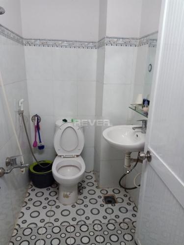 Phòng tắm nhà phố Mễ Cốc, Quận 8 Nhà phố mặt tiền quận 8, view sông hướng Tây Bắc.