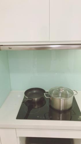 Phòng bếp căn hộ VINHOMES CENTRAL PARK Bán officetel Vinhomes Central Park 1PN, tầng 19, đầy đủ nội thất, ban công Đông Bắc