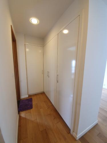 7f491afc1f47fb19a256.jpg Bán căn hộ Sunrise City 2 phòng ngủ, diện tích 106m2, nội thất cơ bản, hướng Nam