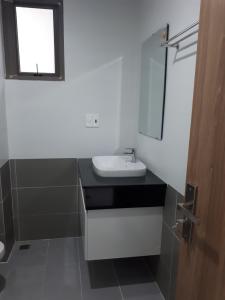 bồn rửa mặt căn hộ Saigon South Residence Cho thuê căn hộ 2 phòng ngủ nội thất đầy đủ Saigon South Residence