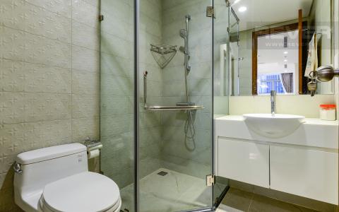 phòng tắm 2 Căn hộ Vinhomes Central Park trung tầng Landmark 1 view nội khu