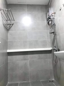 Bên trong căn hộ Topaz City Căn hộ Topaz City tầng trung, hướng nội khu yên tĩnh.