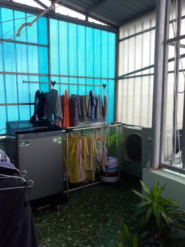 Nhà phố Lâm Thị Hồ quận 12 Nhà phố hướng Nam hẻm oto, sổ hồng riêng, nội thất cơ bản.