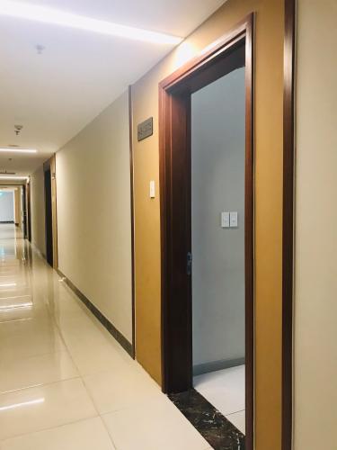 cửa chính  căn hộ The Gold View Bán căn hộ The Gold View nội thất cơ bản, view sông và thành phố.