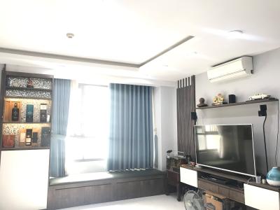 Phòng khách căn hộ The Gold View Căn hộ The Gold View 2 phòng ngủ view tầng cao nhìn ra hồ bơi.