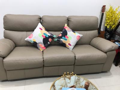 Phòng khách Hado Centrosa Garden, Quận 10 Căn hộ Hado Centrosa Garden hướng Đông Nam, đón view hồ bơi.