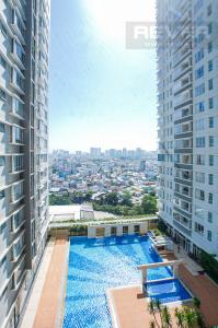 Tầm Nhìn Phòng Khách căn hộ Sunrise City Bán căn hộ Sunrise City 2PN, đầy đủ nội thất, diện tích 105m2, view hồ bơi và thành phố