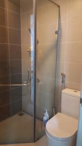 Nhà tắm căn hộ Sunrise CityView Cho thuê căn hộ hướng Đông, nội thất đầy đủ Sunrise CityView