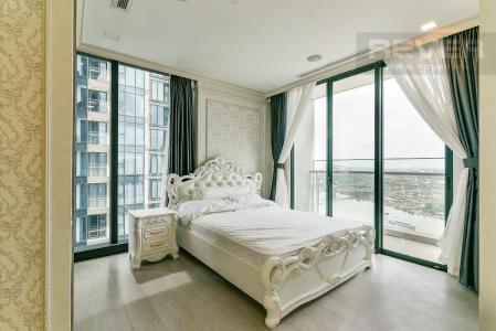 Phòng ngủ căn hộ VINHOMES GOLDEN RIVER Bán hoặc cho thuê căn hộ Vinhomes Golden River 3PN, đầy đủ nội thất, view sông Sài Gòn và Bitexco