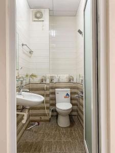 Phòng tắm nhà phố Bình Tân Nhà phố hướng Đông Nam diện tích đất 68m2, hẻm xe hơi.