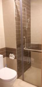 Phòng tắm Rivergate Residence, Quận 4 Căn hộ Office-tel Rivergate Residence tầng trung hướng Tây Nam.