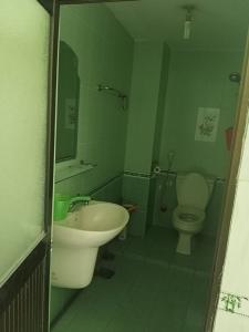 Phòng tắm nhà phố Quận 5 Nhà phố đường Phạm Hữu Chí diện tích 45.2m2, sổ hồng pháp lý đầy đủ.