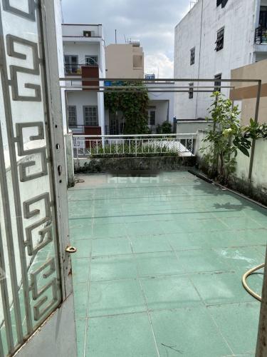 Sân thượng nhà phố Trần Văn Đang, Quận 3 Nhà phố gần Ga Sài Gòn, nội thất cơ bản, sân thượng rộng.