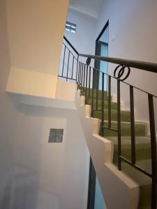 Bên trong nhà phố Võ Văn Kiệt, Quận 1 Nhà phố mặt tiền đại lộ hướng Đông Nam, diện tích 70m2.