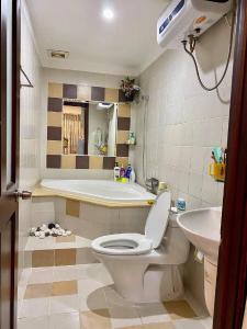 Toilet chung cư Phúc Yên, Tân Bình Căn hộ chung cư Phúc Yên hướng Đông Bắc, nội thất đầy đủ.