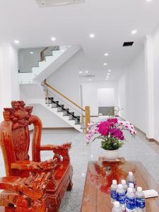 Phòng khách nhà phố Quận 2 Bán nhà cách Chợ Bình Trưng 700m, nội thất cơ bản.