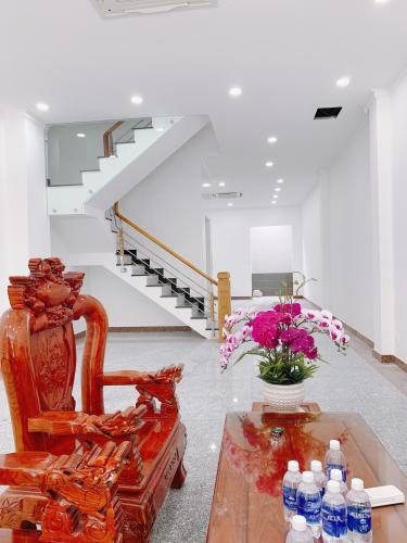 Phòng khách nhà phố Quận 2 Bán nhà cách Chợ Bình Trưng 700m, nội thất cơ bản.