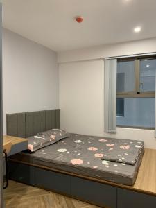 Phòng ngủ SSR Căn hộ Saigon South Residence, ban công hướng Nam, đầy đủ nội thất