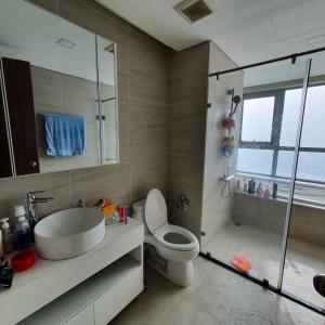 Toilet căn hộ Vinhomes Central Park Bán căn hộ tầng cao Vinhomes Central Park, 4 phòng ngủ, diện tích 155m2, đầy đủ nội thất, ban công hướng Đông Nam 