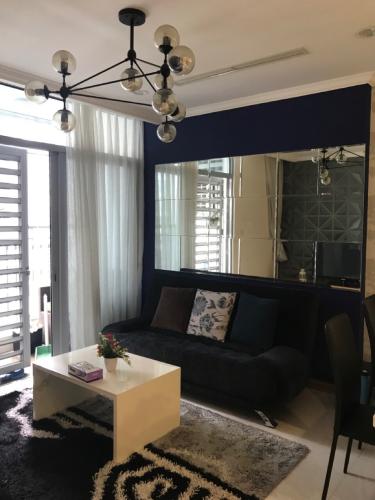 Phòng khách Bán căn hộ 1 phòng ngủ Vinhomes Central Park, diện tích 50.5m2, thiết kế sang trọng, nội thất đầy đủ.