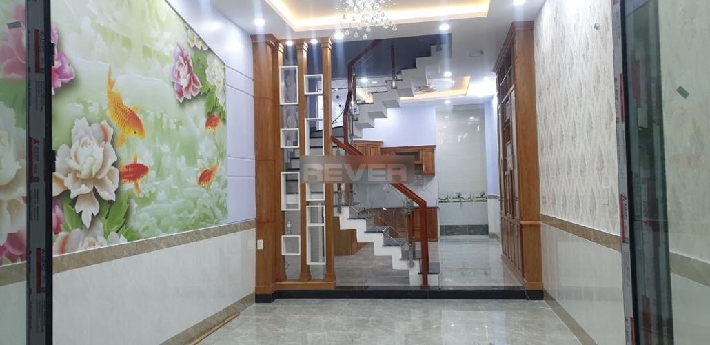 Phòng khách nhà phố Tân Bình Nhà phố mặt tiền hướng Tây Bắc gần trạm Metro tuyến số 2.