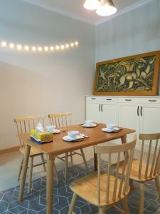 Bàn ăn Saigon Pearl Quận Bình Thạnh Căn hộ Saigon Pearl tầng cao đón view thành phố sầm uất.