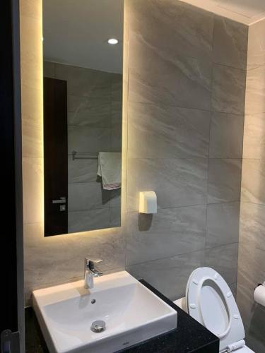 nhà vệ sinh căn hộ SUNRISE RIVERSIDE Cho thuê căn hộ Sunrise Riverside 2 phòng ngủ, diện tích 70m2, đầy đủ nội thất, view hồ bơi