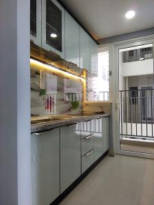 Phòng bếp căn hộ Vista Verde Căn hộ Vista Verde có nội thất đầy đủ, view thành phố tuyệt đẹp.