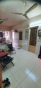 Căn hộ chung cư Ngô Gia Tự tầng trung, ban công hướng Đông Nam.