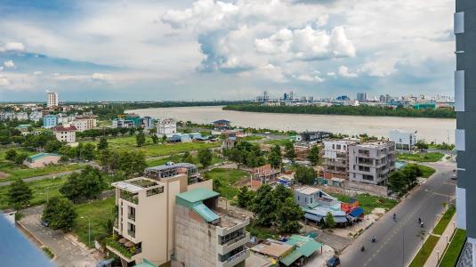 View từ  căn hộ One Verandah Căn hộ One Verandah nội thất cơ bản, sàn lót gỗ, nhiều cửa kính.